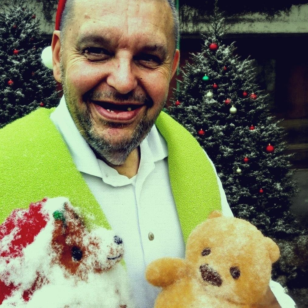 Krzysztof Kononowicz w znaturalizowanej pozie w swoim domu przy Szkolnej 17 w Białymstoku, ukazujący codzienność 