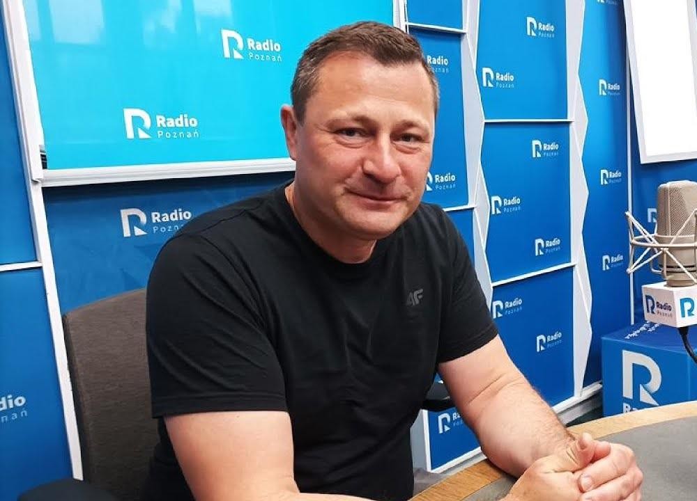 Krzysztof Paszyk podczas wystąpienia publicznego, z widocznym zaangażowaniem i gestykulacją, na tle parlamentarnym.