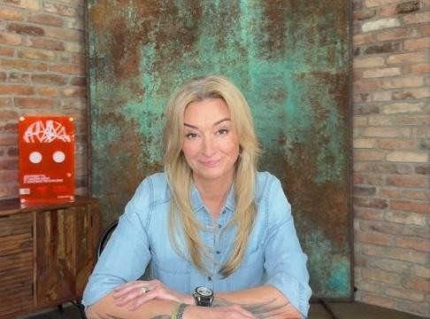 Martyna Wojciechowska podczas jednej ze swoich podróży, symbolizująca program 
