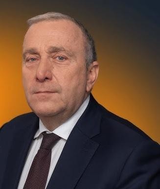 Alt: Grzegorz Schetyna aktywnie uczestniczący w wydarzeniu politycznym, ukazujący jego zaangażowanie i dynamikę.