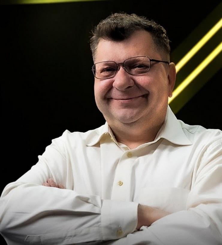 Zbigniew Stonoga podczas publicznego wystąpienia lub nagrania wideo.