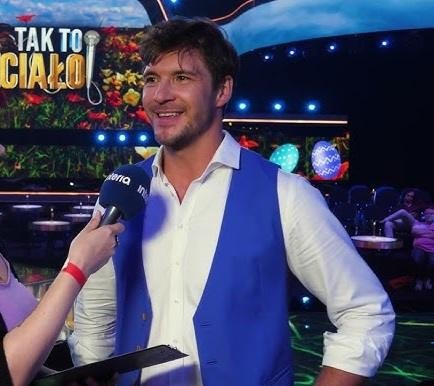 Mikołaj Roznerski na planie filmowym serialu 