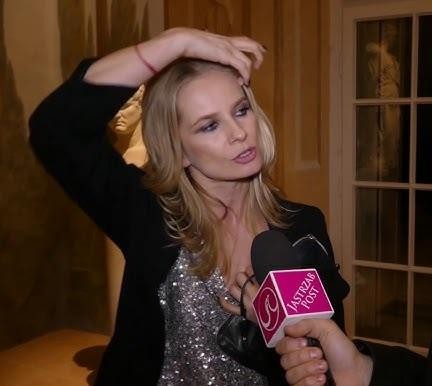 Magdalena Cielecka podczas występu teatralnego, ukazująca jej intensywność i zaangażowanie sceniczne.