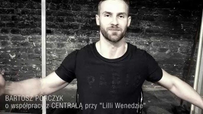 Bartosz Porczyk podczas występu na scenie teatralnej, ukazujący intensywność gry aktorskiej.