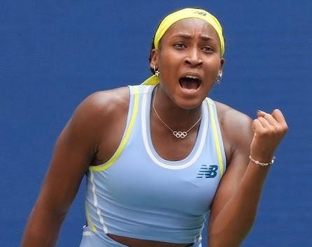 Ekran smartfona z profilem Coco Gauff na Instagramie, przedstawiający jej zdjęcia z kortu i życia prywatnego.