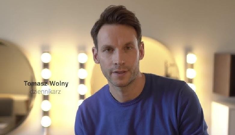 Tomasz Wolny z żoną Agatą Tomaszewską i trojgiem dzieci: Zofią, Tymonem i Halszką, uśmiechnięci na rodzinnym zdjęciu.