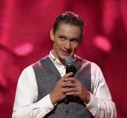 Filip Gurłacz w scenie z serialu, ukazujący intensywność i ekspresję aktorską.