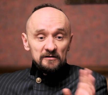 Dynamiczna scena z przedstawienia teatralnego w reżyserii Jana Klaty, ukazująca innowacyjne podejście do inscenizacji i ekspresję aktorów.