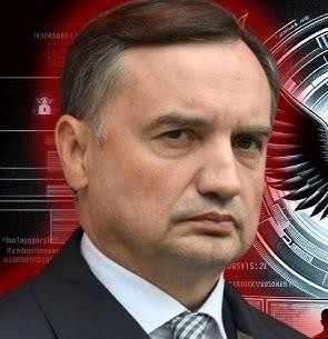 Symboliczne przedstawienie polskiego wymiaru sprawiedliwości z elementami sądu i wagą sprawiedliwości, oddające dynamikę zmian i politycznych wpływów.