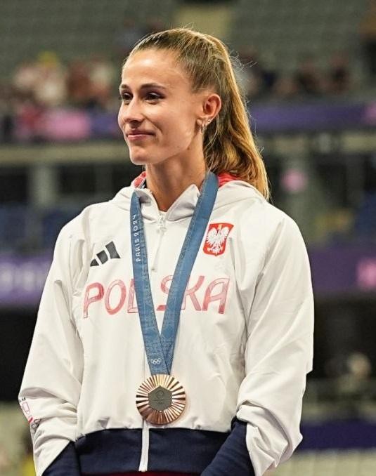 Natalia Bukowiecka uśmiechnięta, w interakcji z fanami, symbolizująca jej aktywność w mediach społecznościowych.