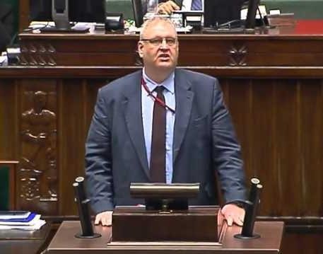 Wizualizacja kariery Bogdana Romana Święczkowskiego, ukazująca jego postęp przez różne stanowiska prawne i rządowe, symbolizowana przez nakładające się symbole prokuratury, ABW, Ministerstwa Sprawiedliwości i Trybunału Konstytucyjnego.