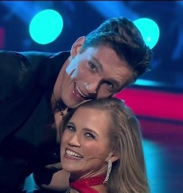 Agnieszka Kaczorowska w profesjonalnej pozie tanecznej, prezentująca grację i atletyzm tańców latynoamerykańskich.