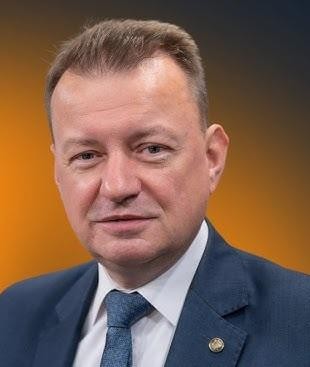 Nowoczesny dom jednorodzinny w Legionowie, otoczony zielenią, symbolizujący prywatność i spokój podmiejskiego życia.