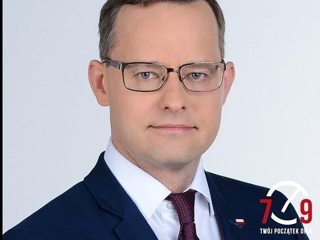 Marcin Romanowski podczas publicznego wystąpienia, z zaangażowanym wyrazem twarzy.