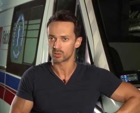 Rafał Cieszyński w trakcie występu telewizyjnego, ukazujący jego charyzmę i energię na planie.