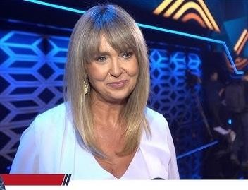 Ewa Wachowicz gotująca z pasją w nowoczesnej kuchni, otoczona świeżymi składnikami, symbolizująca jej zaangażowanie w kulinaria.