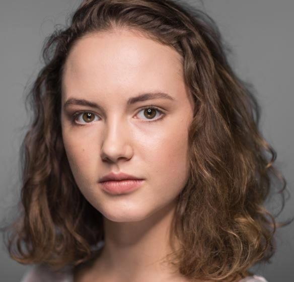 Martyna Byczkowska w roli, ujęcie filmowe, ekspresja, kostium.