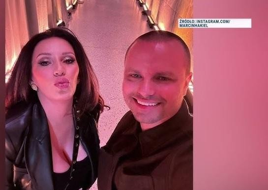 Marcin Hakiel podczas treningu tanecznego lub prowadzenia zajęć w swojej szkole tańca, ukazujący pasję i energię.