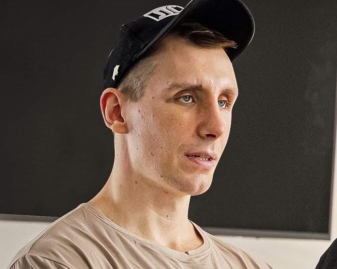 Zrzut ekranu profilu Owcy WK (@owcawk) na Instagramie, przedstawiający liczbę obserwujących (ponad 834,9 tys.) oraz przykładowe posty dotyczące treningów i motywacji.
