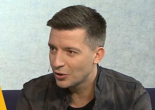 Michał Cessanis i Paweł Rabiej, uśmiechnięci, w intymnym ujęciu, symbolizującym ich związek i otwartość.