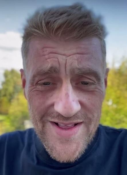 Tomasz Jakubiak, kucharz i juror, zamyślony, co odzwierciedla jego walkę z chorobą.