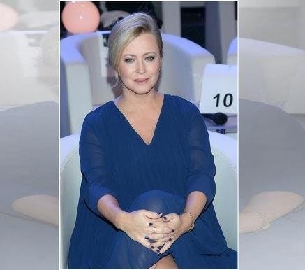 Agnieszka Wagner w naturalnym ujęciu, odzwierciedlającym jej elegancję i zaangażowanie.