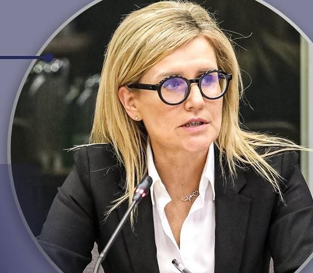 Ewa Wrzosek, prokurator, przemawiająca z determinacją do mikrofonu podczas wydarzenia publicznego.