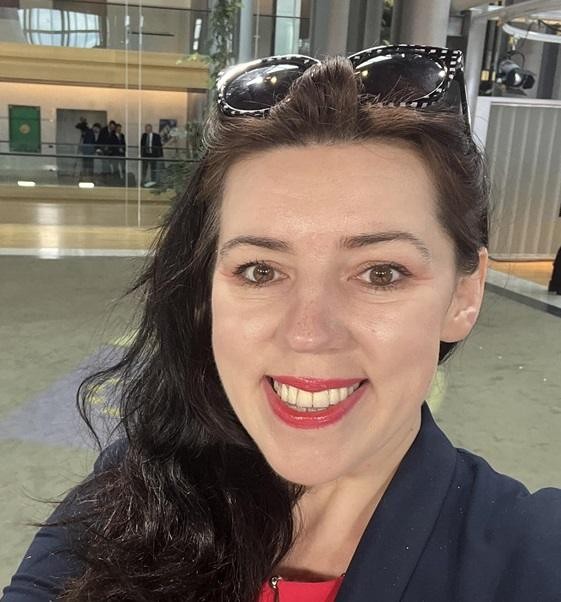 Dominika Ćosić aktywnie uczestnicząca w debacie lub prezentacji w profesjonalnym otoczeniu.