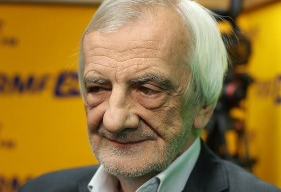 Ryszard Terlecki podczas wystąpienia publicznego, z widownią w tle, ukazujący jego aktywność jako polityka.