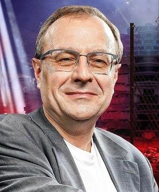 Antoni Dudek w studiu telewizyjnym, aktywnie komentujący wydarzenia historyczne lub polityczne, jako publicysta i ekspert medialny.