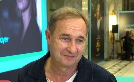 Nowoczesny dom Marka Kality w Puszczy Kampinoskiej, symbolizujący spokój i prywatność.