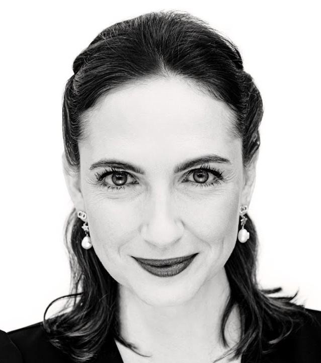 Anna Cieślak na planie filmowym lub za kulisami teatru, oddana swojej pracy, w dynamicznym i autentycznym ujęciu.