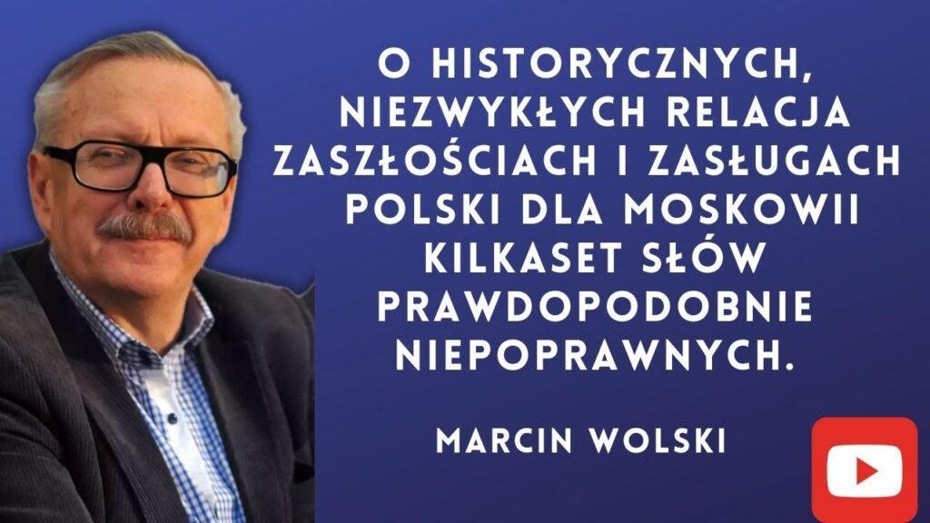 Dynamiczna kompozycja symbolizująca różnorodną karierę Marcina Wolskiego, z elementami radiowymi, książkowymi i telewizyjnymi, oddająca jego wkład w media i kulturę.