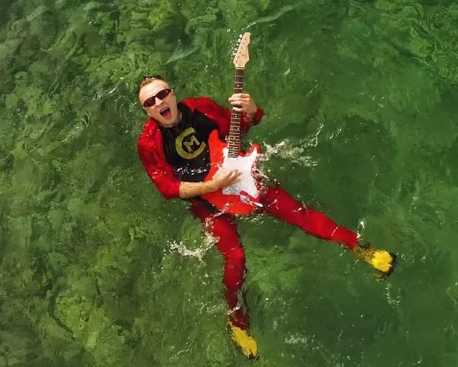 Czadoman (Paweł Dudek) grający na keyboardzie w studiu, symbolizujący jego wczesne zainteresowania muzyczne.