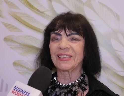Sława Przybylska na scenie w latach 50., mikrofon, teatr STS, młodość, początki kariery, czarno-białe zdjęcie.