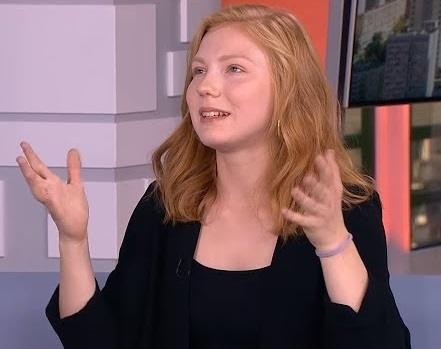 Edyta Torhan w dynamicznej scenie teatralnej, ukazująca ekspresję aktorską.