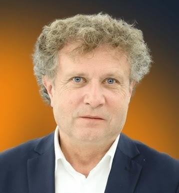 Alt: Jacek Karnowski uprawiający żeglarstwo lub narciarstwo, ukazujący jego pasje sportowe.