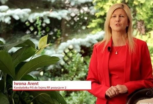 Iwona Arent podczas wystąpienia publicznego lub obrad sejmowych, ukazana w dynamicznej pozie, podkreślającej jej zaangażowanie polityczne.