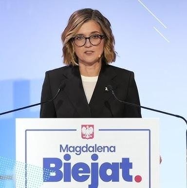 Magdalena Biejat podczas wystąpienia publicznego, symbolizującego jej zaangażowanie w życie polityczne i społeczne.