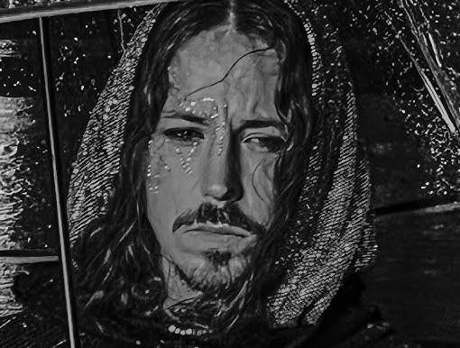 Michał Szpak, zbliżenie na twarz, z charakterystycznymi włosami i makijażem, oddające jego artystyczny styl i ekspresję.
