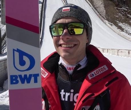 Jakub Wolny lądujący na skoczni narciarskiej, widać precyzję i skupienie skoczka.
