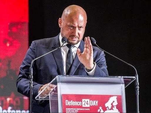 Stylizowany obraz Wrocławia z elementami symbolizującymi medycynę i prawo, nawiązujący do miejsca urodzenia i początków edukacji Jacka Siewiery.